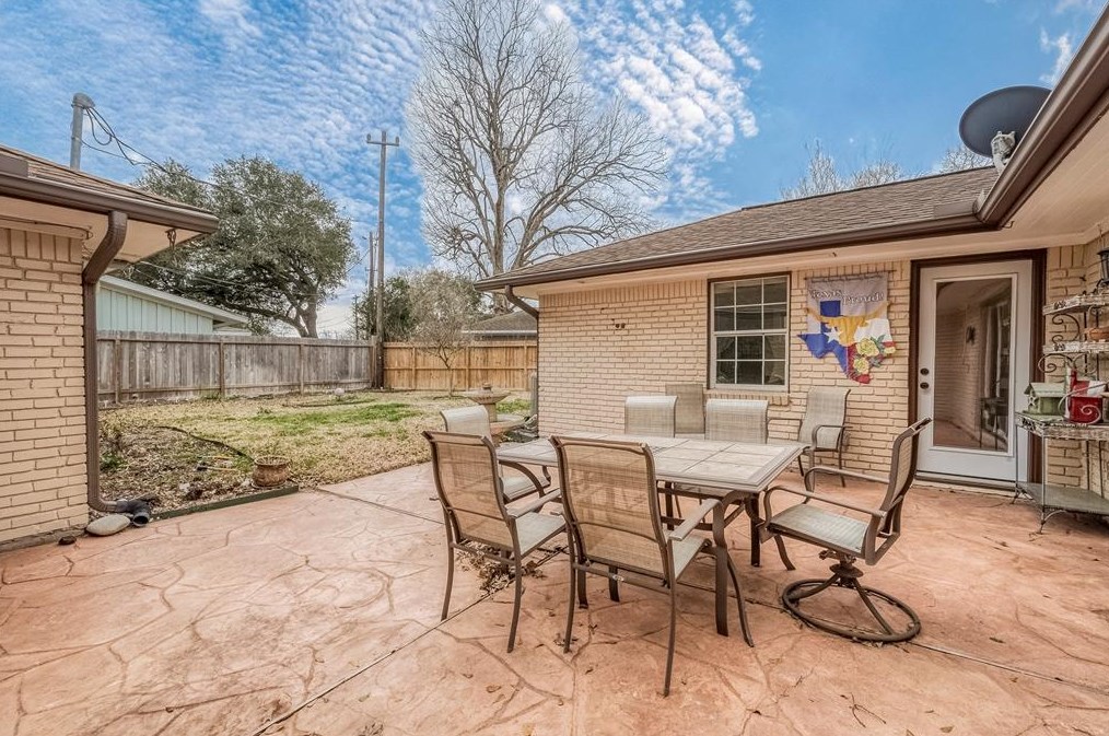 5446 Kingfisher Dr, Houston TX  77096-6111 exterior
