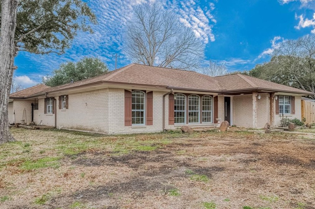 5446 Kingfisher Dr, Houston TX  77096-6111 exterior