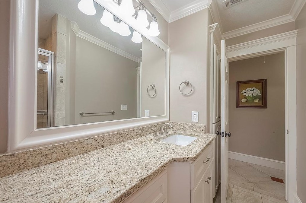 5446 Kingfisher Dr, Houston TX  77096-6111 exterior
