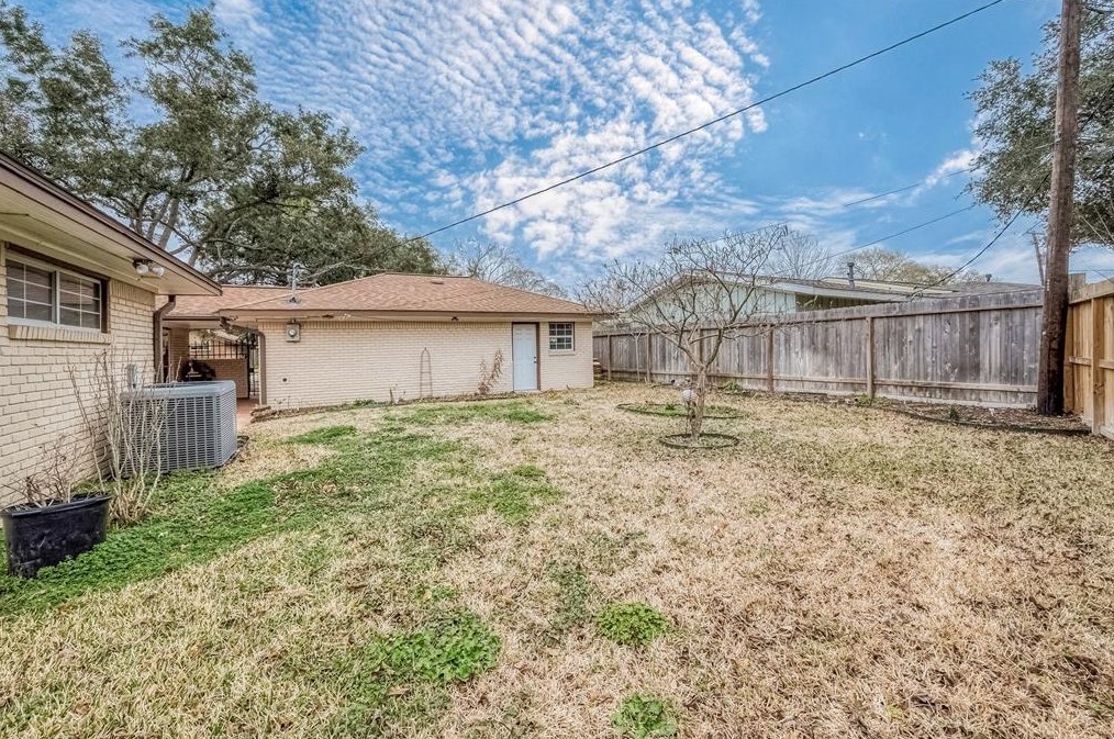 5446 Kingfisher Dr, Houston TX  77096-6111 exterior