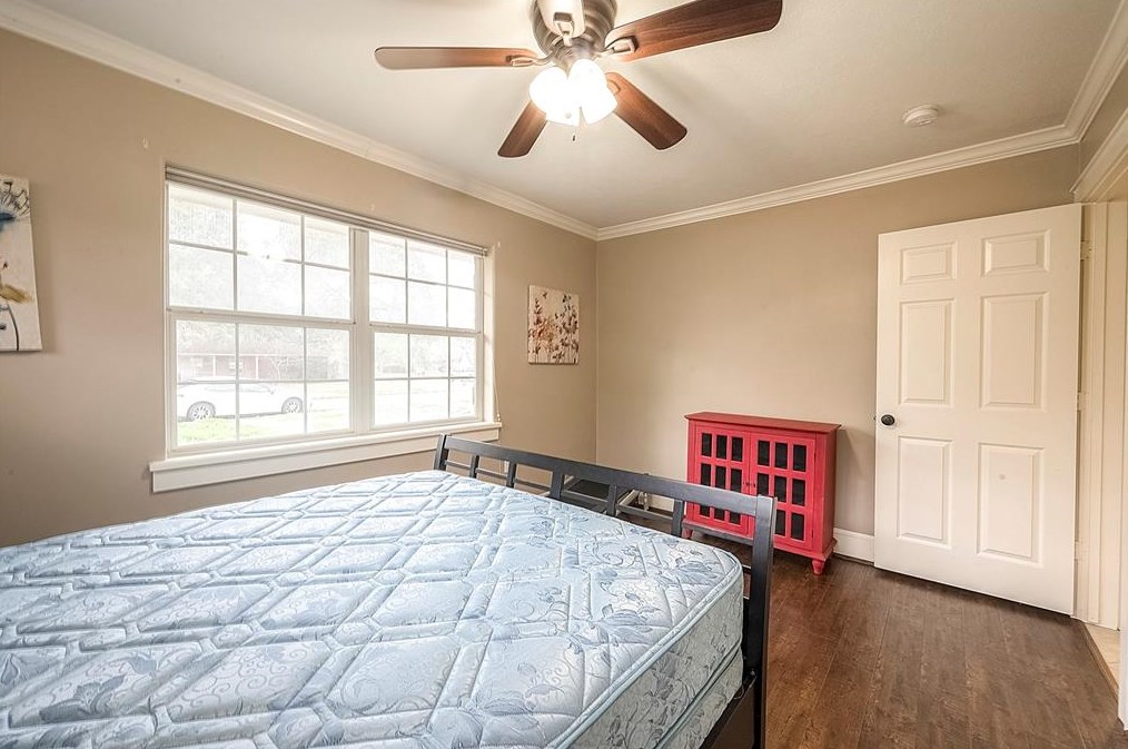 5446 Kingfisher Dr, Houston TX  77096-6111 exterior