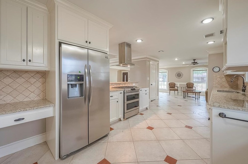 5446 Kingfisher Dr, Houston TX  77096-6111 exterior