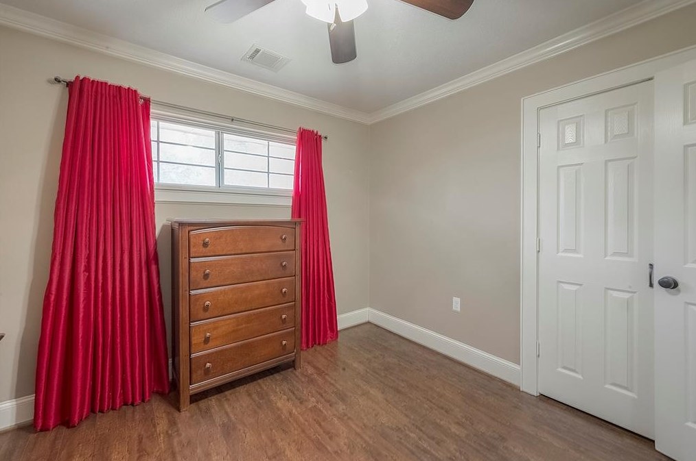 5446 Kingfisher Dr, Houston TX  77096-6111 exterior