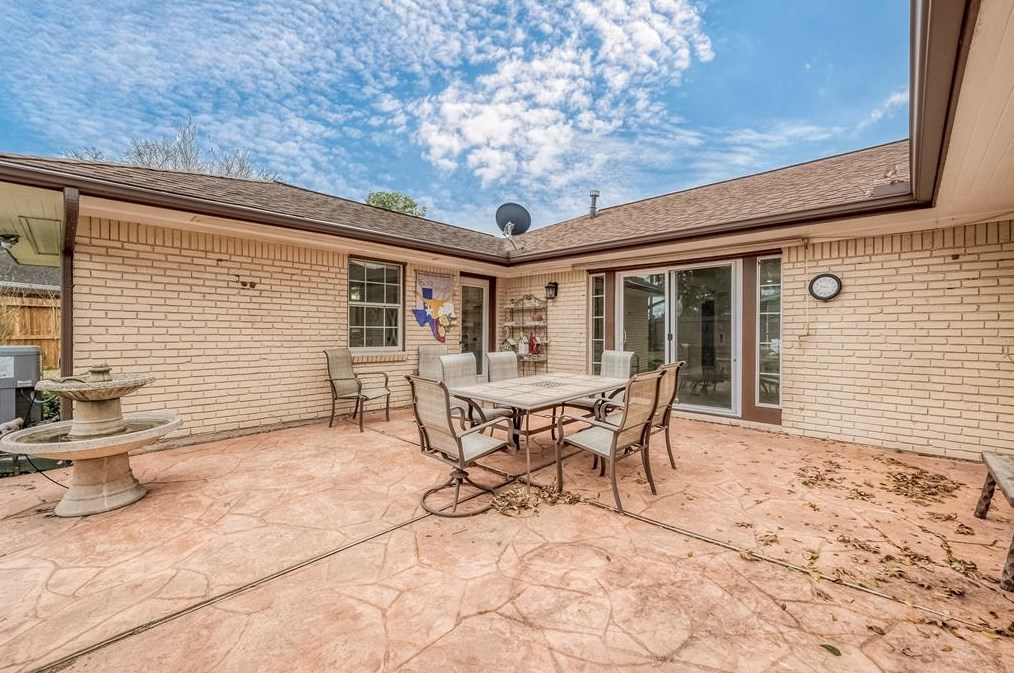 5446 Kingfisher Dr, Houston TX  77096-6111 exterior