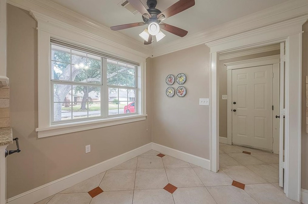 5446 Kingfisher Dr, Houston TX  77096-6111 exterior