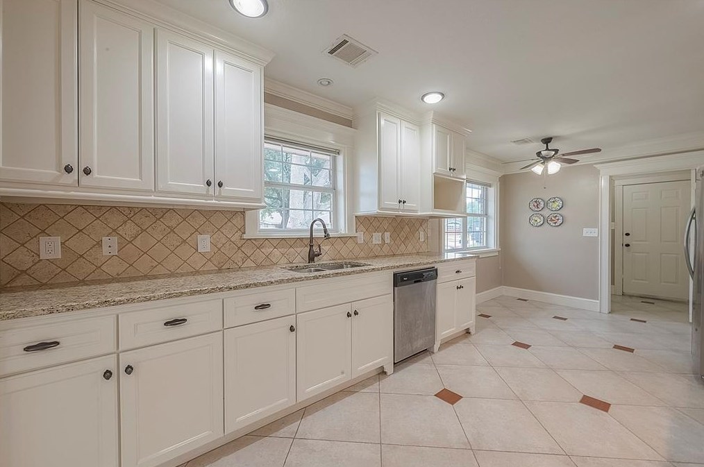 5446 Kingfisher Dr, Houston TX  77096-6111 exterior