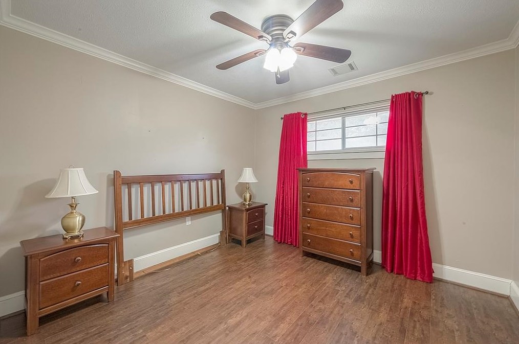 5446 Kingfisher Dr, Houston TX  77096-6111 exterior