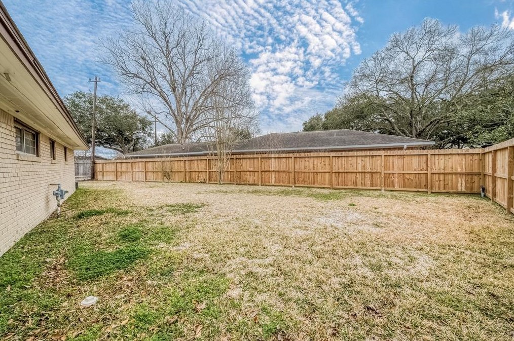 5446 Kingfisher Dr, Houston TX  77096-6111 exterior