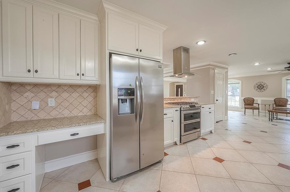 5446 Kingfisher Dr, Houston TX  77096-6111 exterior