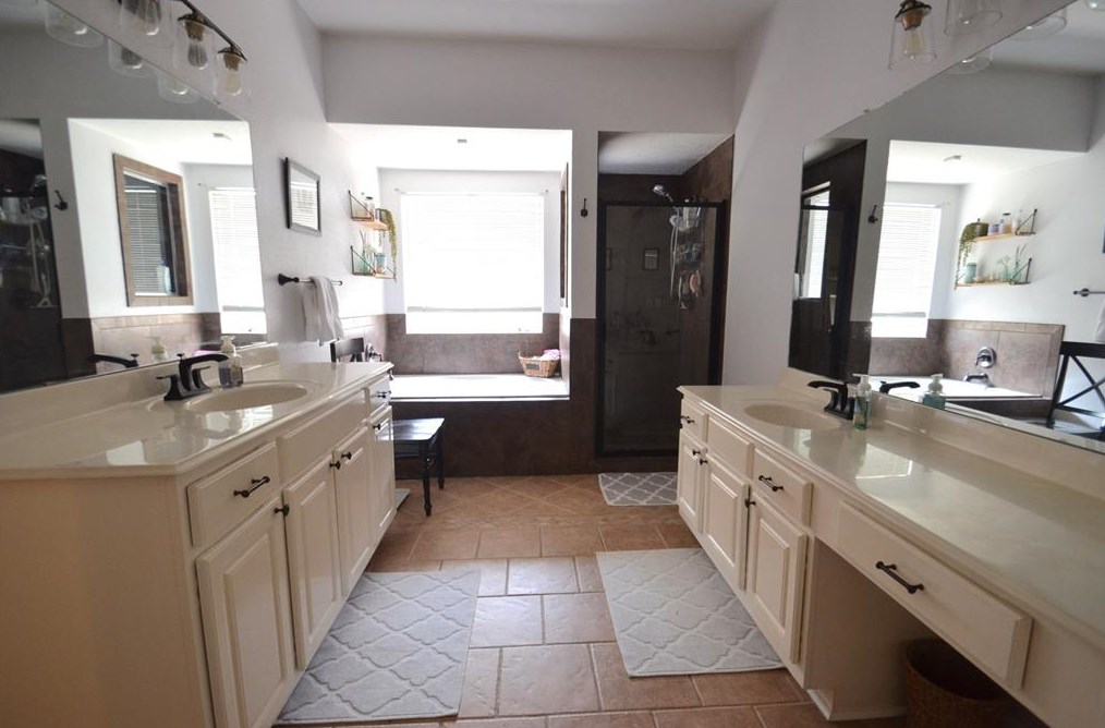13611 Country Grn Ct, Houston TX  77059-3559 exterior