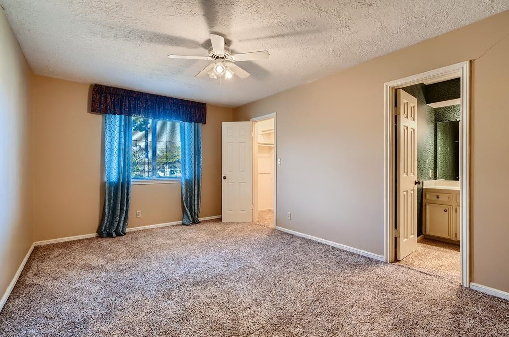 2 Hickory Shadows Dr, Houston TX  77055-6739 exterior