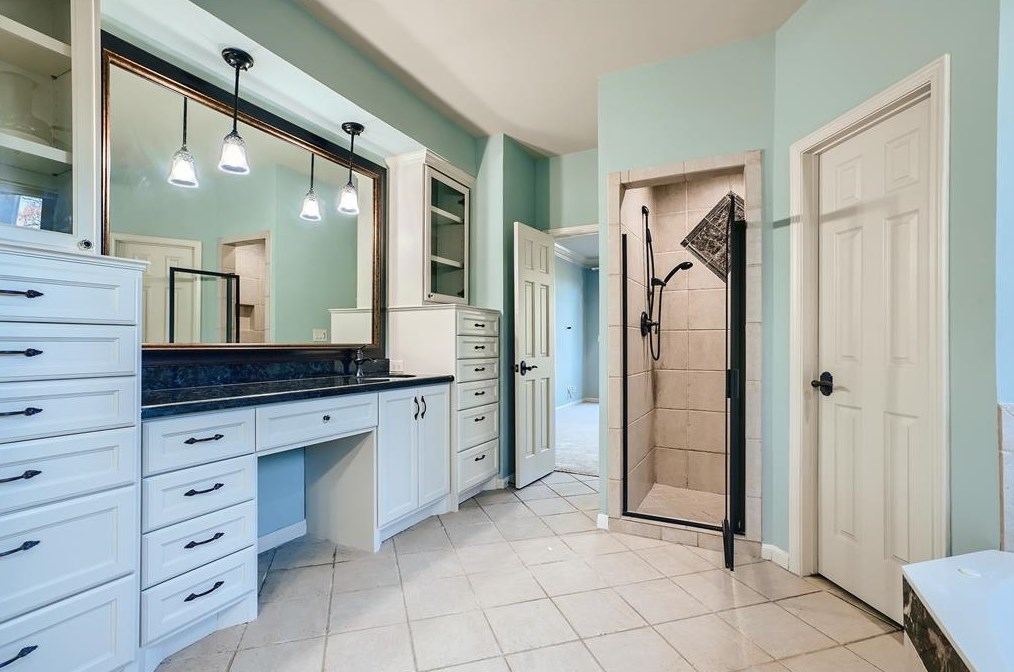 2 Hickory Shadows Dr, Houston TX  77055-6739 exterior
