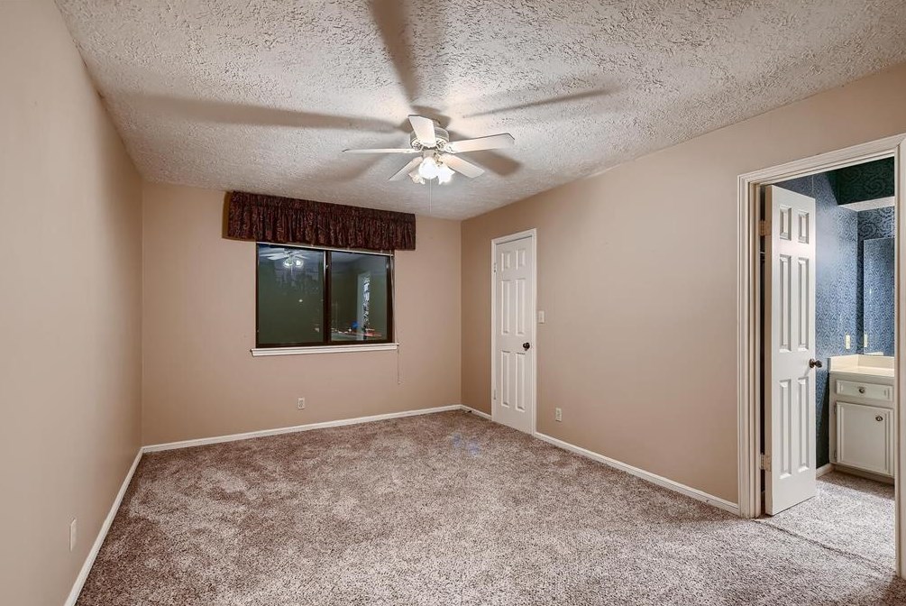 2 Hickory Shadows Dr, Houston TX  77055-6739 exterior