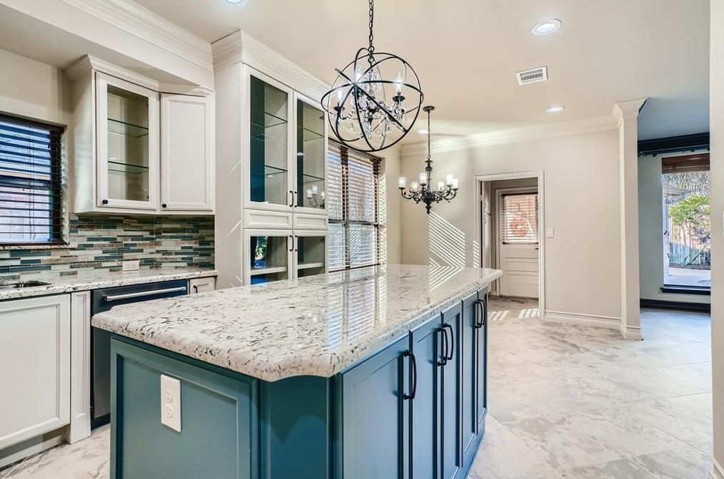 2 Hickory Shadows Dr, Houston TX  77055-6739 exterior