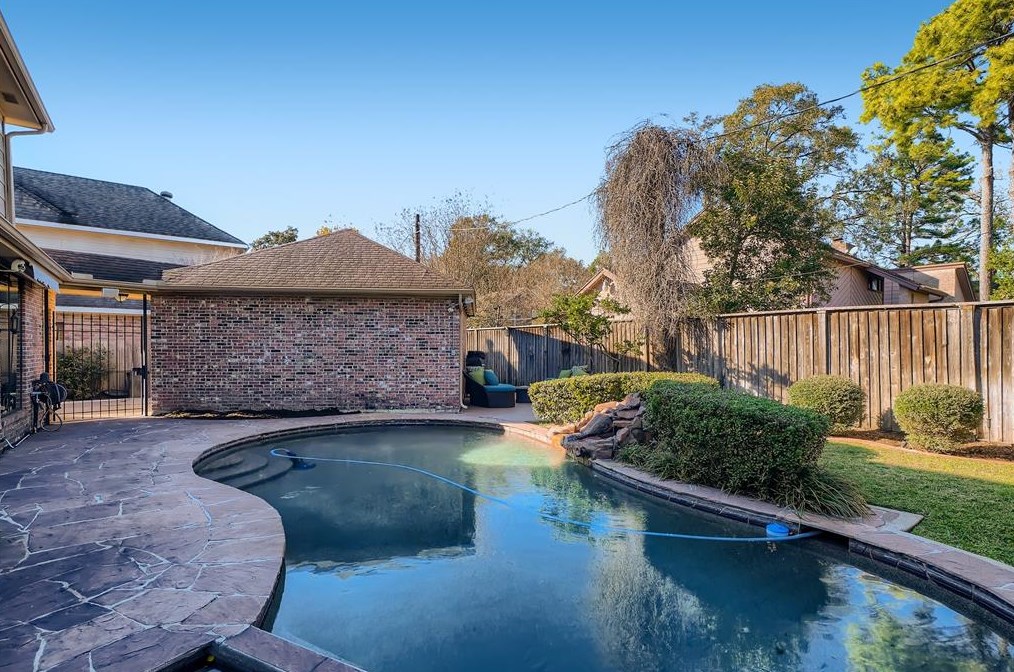 2 Hickory Shadows Dr, Houston TX  77055-6739 exterior