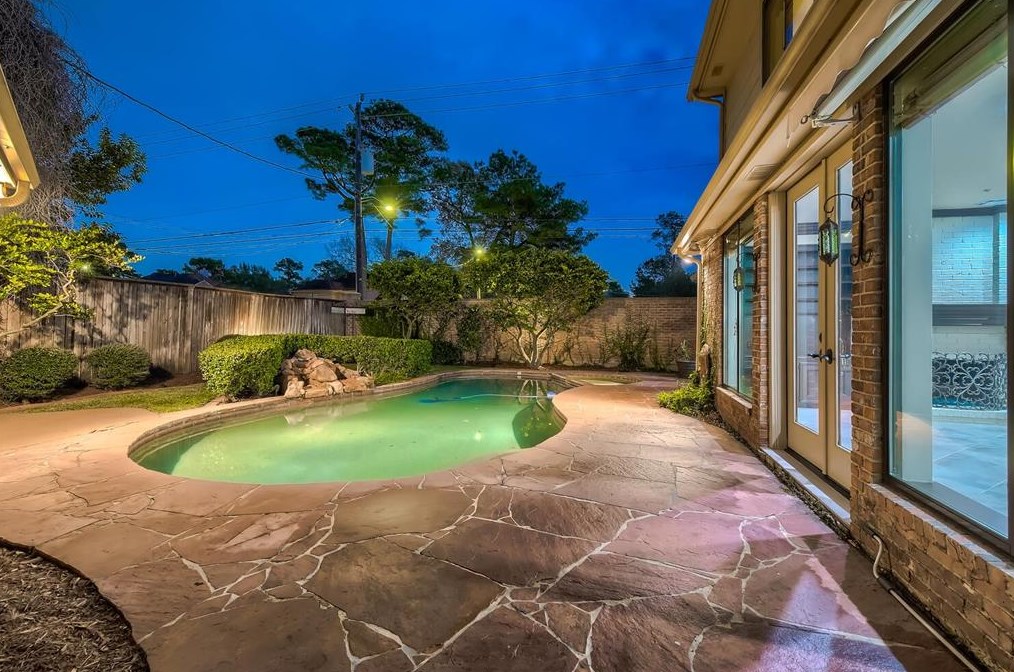 2 Hickory Shadows Dr, Houston TX  77055-6739 exterior