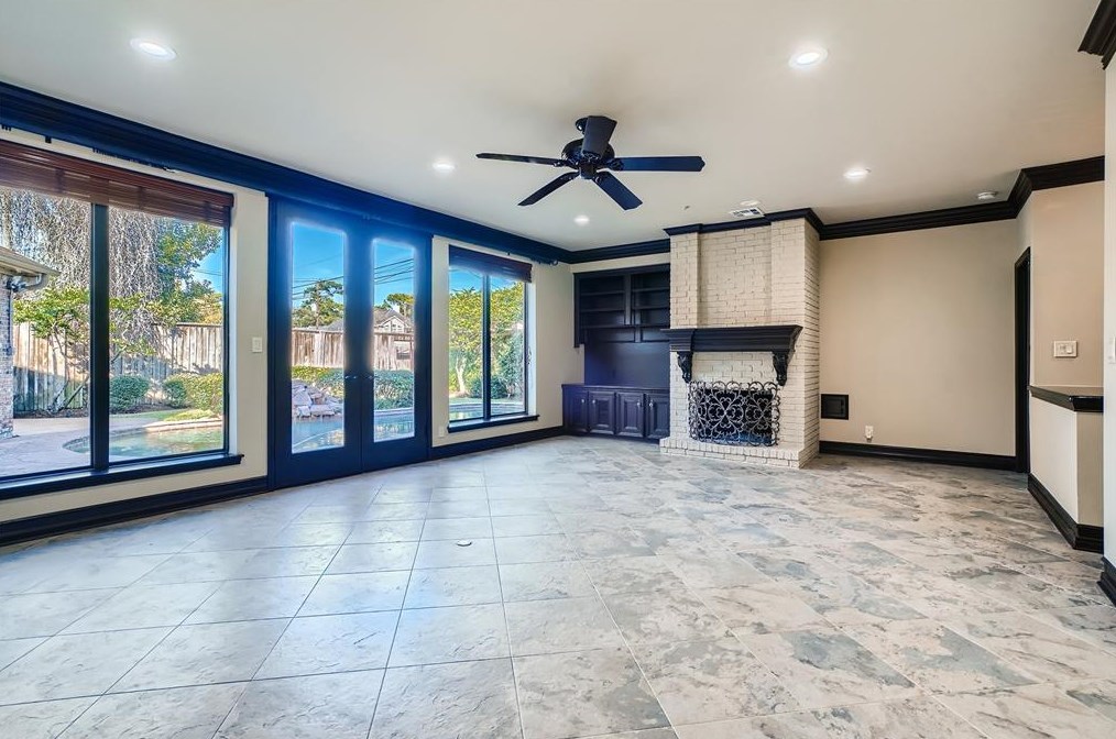 2 Hickory Shadows Dr, Houston TX  77055-6739 exterior