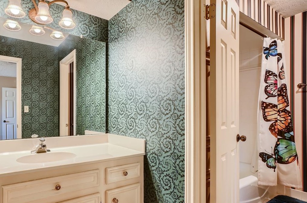 2 Hickory Shadows Dr, Houston TX  77055-6739 exterior