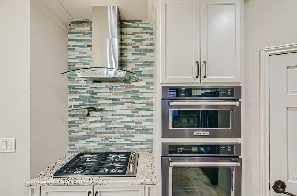 2 Hickory Shadows Dr, Houston TX  77055-6739 exterior