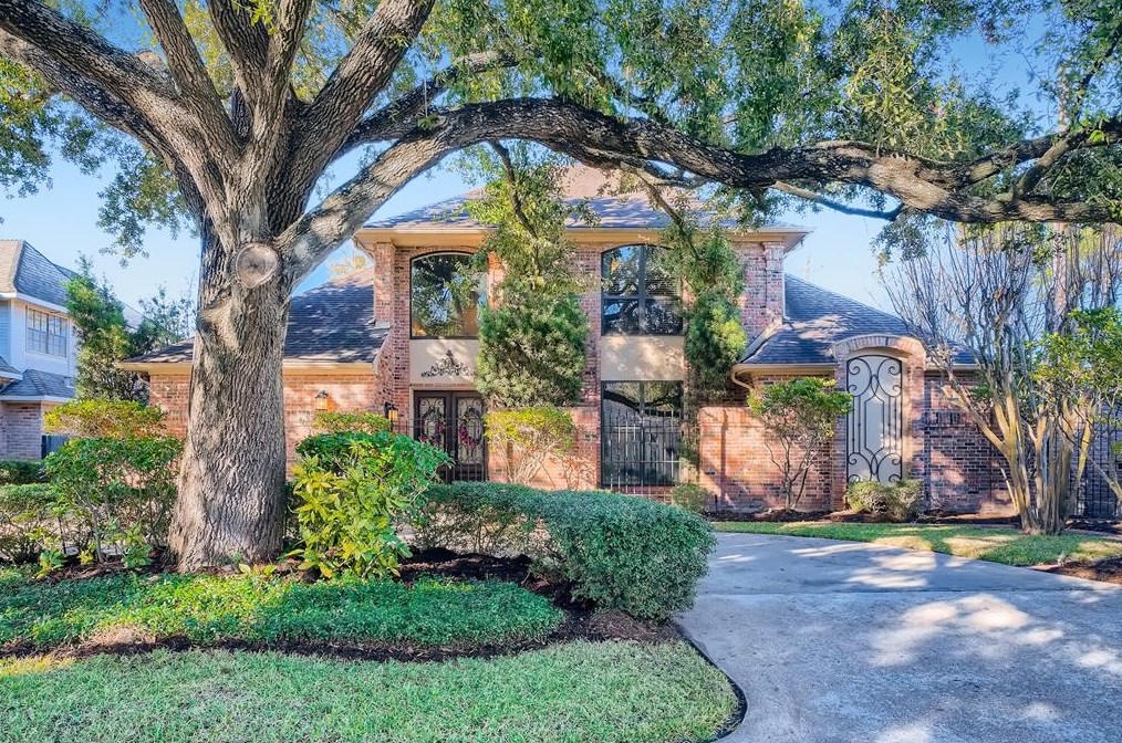 2 Hickory Shadows Dr, Houston TX  77055-6739 exterior