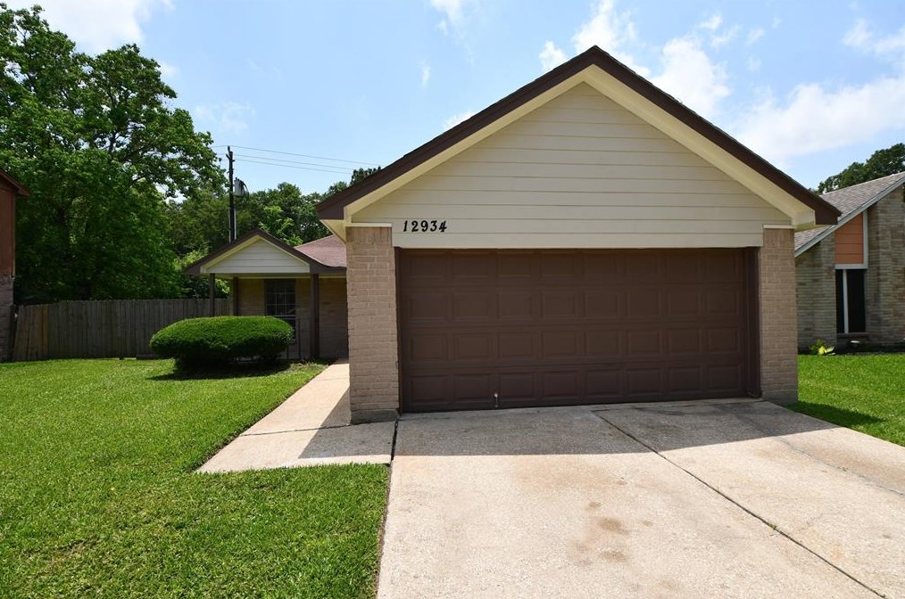 12934 Crystal Cove Dr, Houston TX  77044-1802 exterior