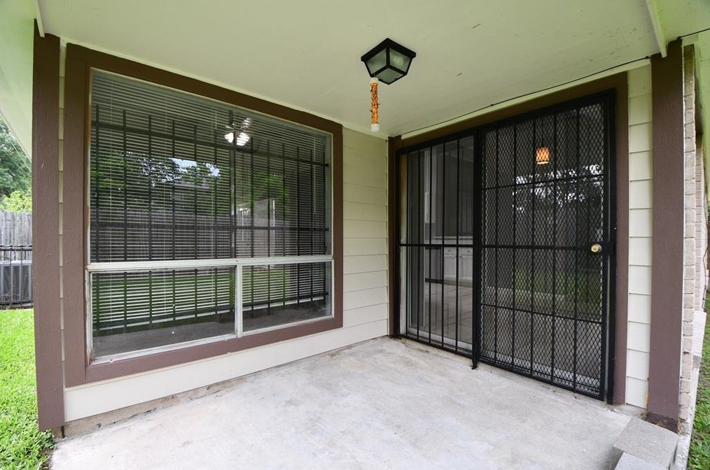 12934 Crystal Cv Dr, Houston TX  77044-1802 exterior