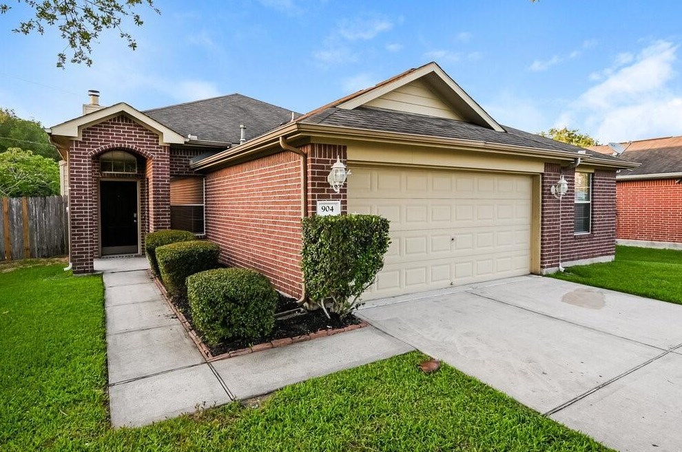 904 Bacliff Dr, Bacliff TX  77518-2437 exterior