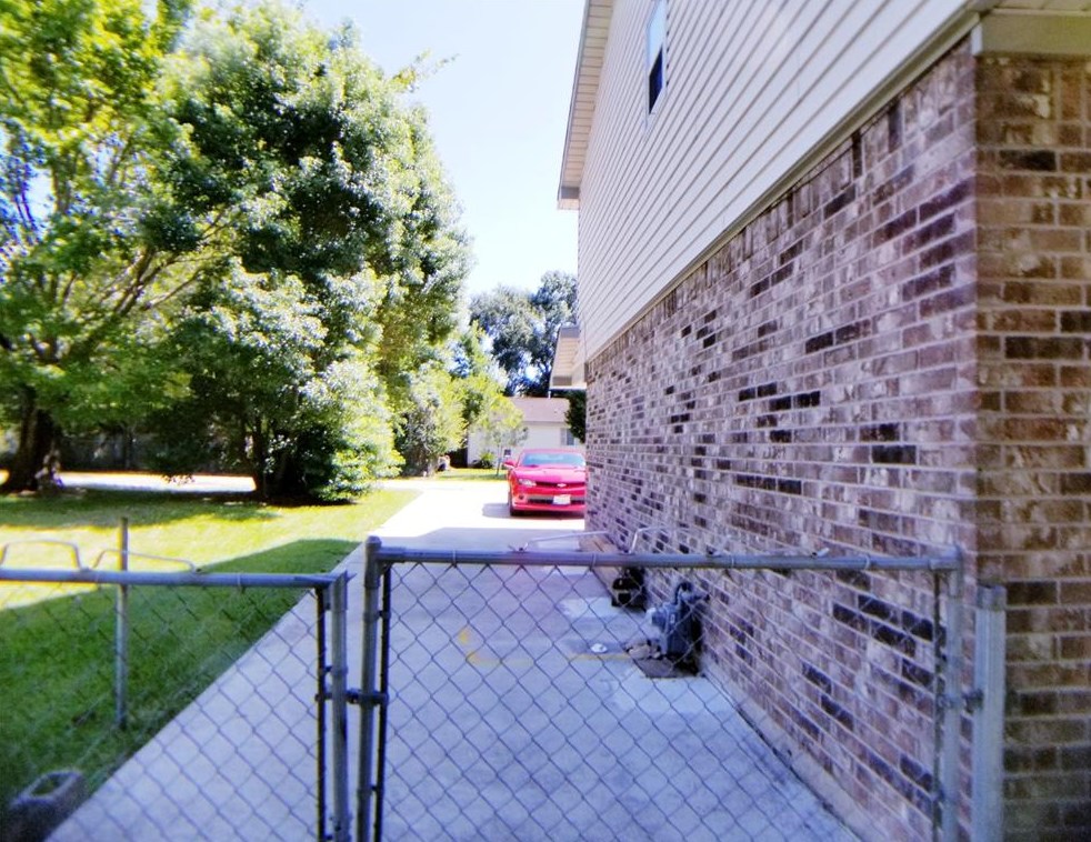4916 Oak St, Taylor Lake Village, TX 77586