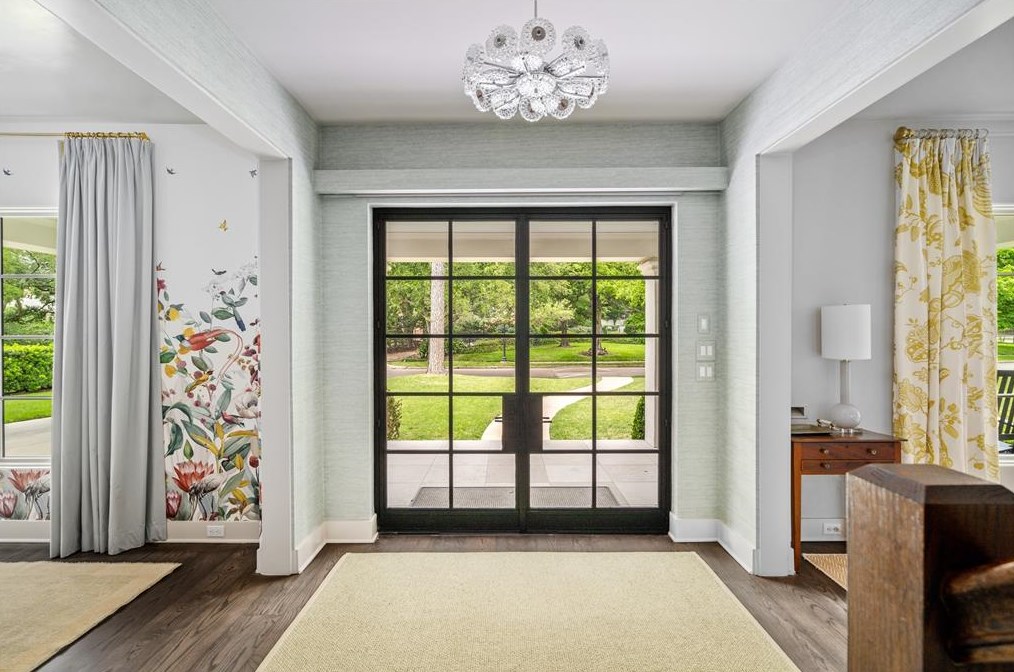 2209 Pine Valley Dr, Houston TX  77019-3510 exterior