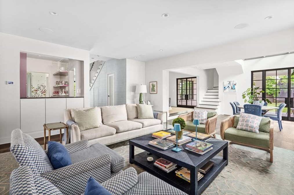 2209 Pine Valley Dr, Houston TX  77019-3510 exterior