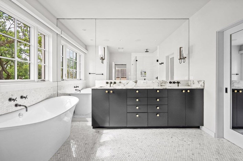 2209 Pine Valley Dr, Houston TX  77019-3510 exterior