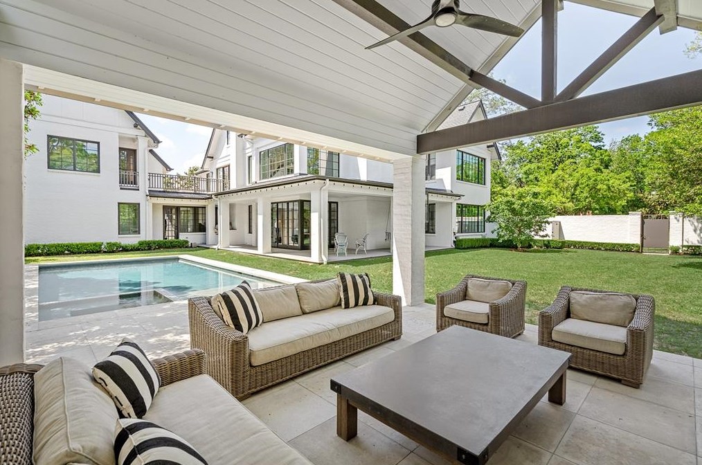 2209 Pine Valley Dr, Houston TX  77019-3510 exterior