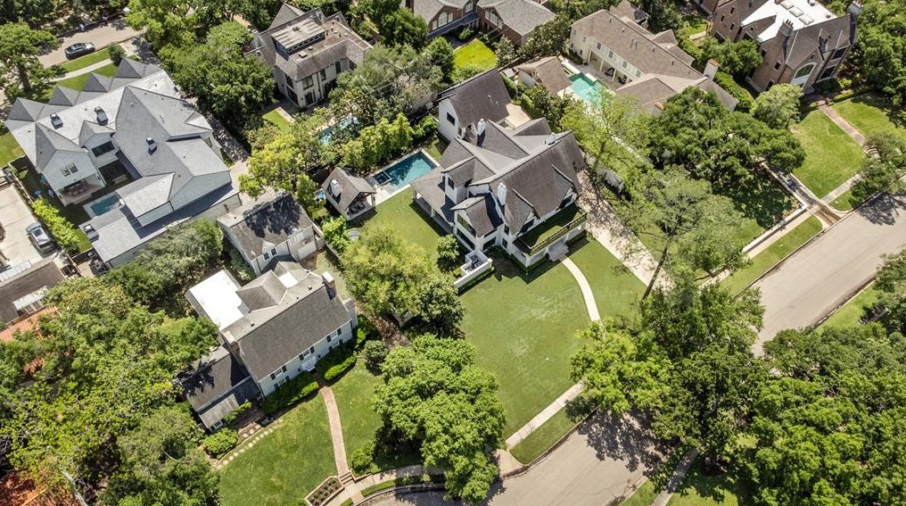 2209 Pine Valley Dr, Houston TX  77019-3510 exterior