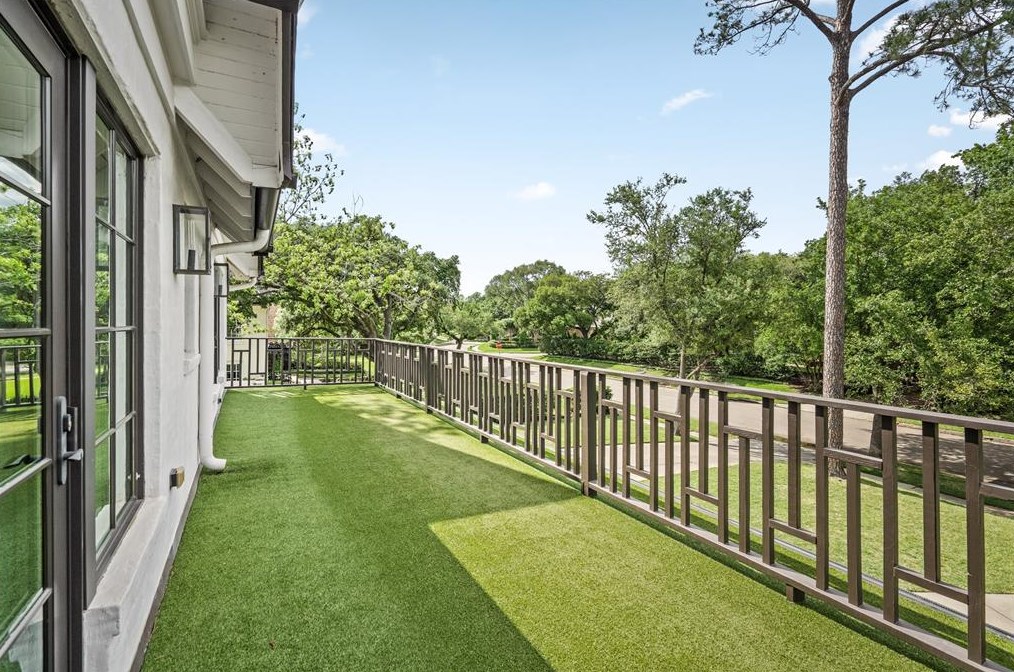 2209 Pine Valley Dr, Houston TX  77019-3510 exterior