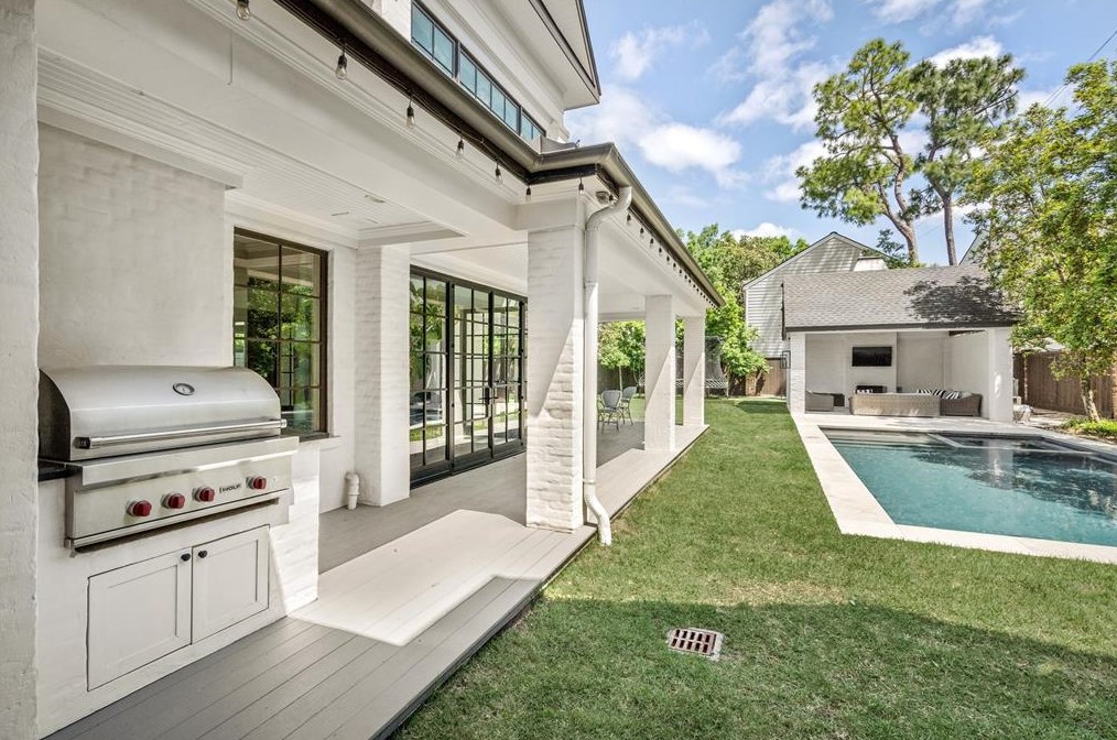 2209 Pine Valley Dr, Houston TX  77019-3510 exterior