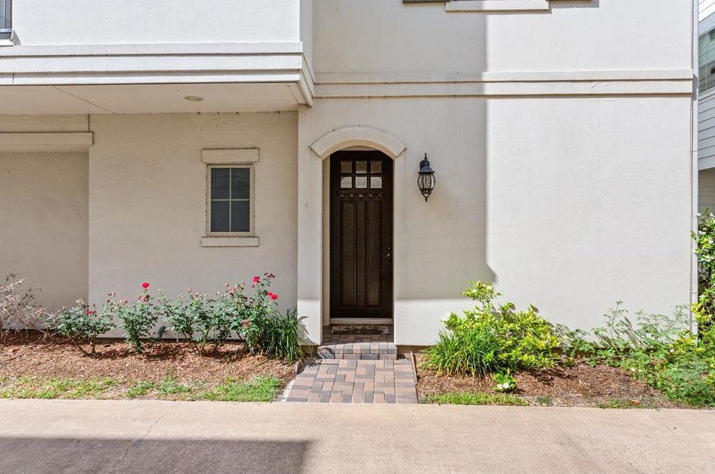 18 Hermann Park Ct, Houston TX  77021-2271 exterior