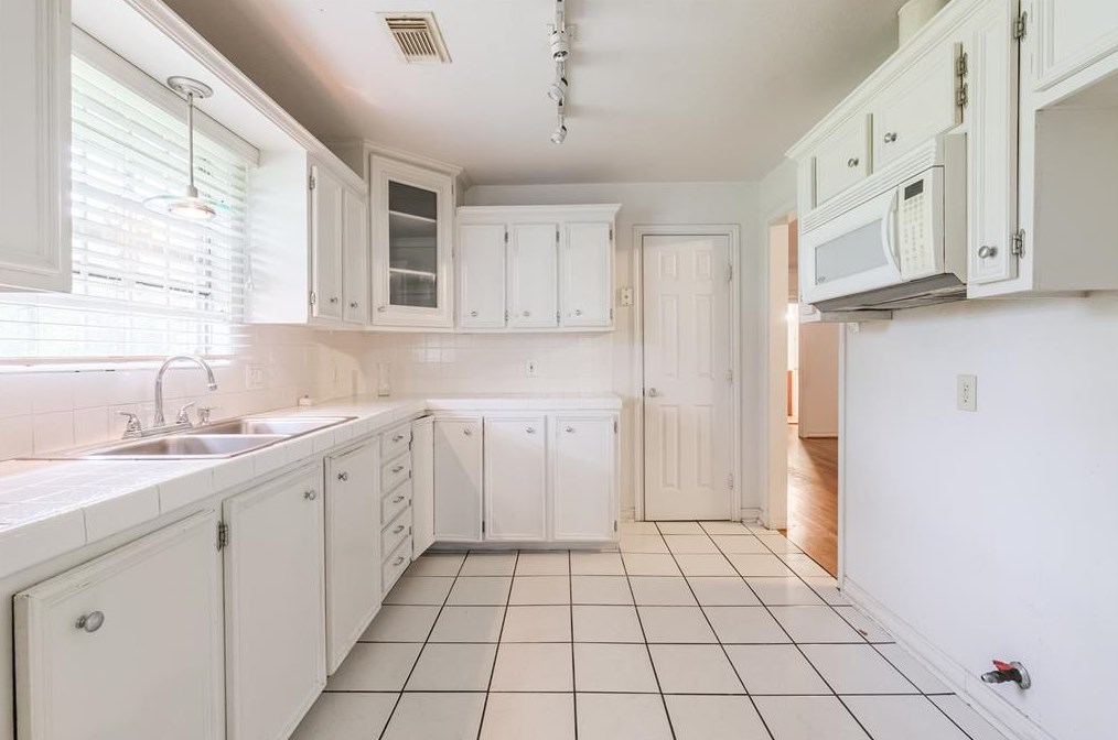 7833 Bonaire St, Houston TX  77028-5211 exterior