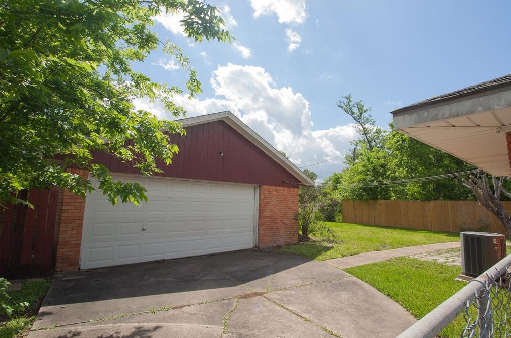 106 Mimosa St, Richwood TX  77531-4326 exterior