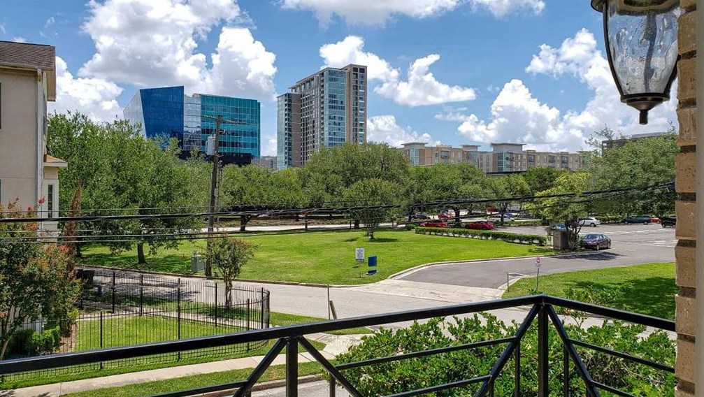 5000 Travis St, Houston TX  77002-9744 exterior