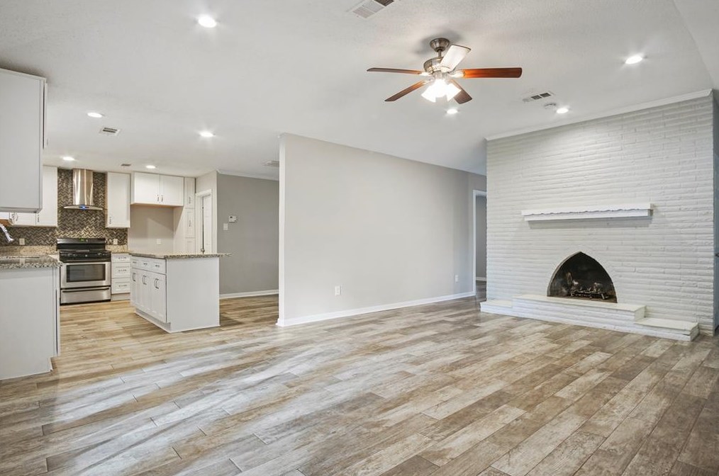 7519 Deep Forest Dr, Houston TX  77088-6719 exterior