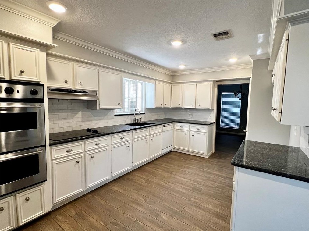 1615 Castlerock Dr, Houston TX  77090-1823 exterior