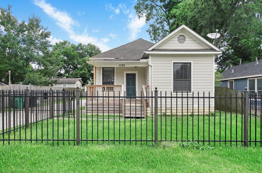 1320 Idylwild St, Houston TX  77009-3011 exterior