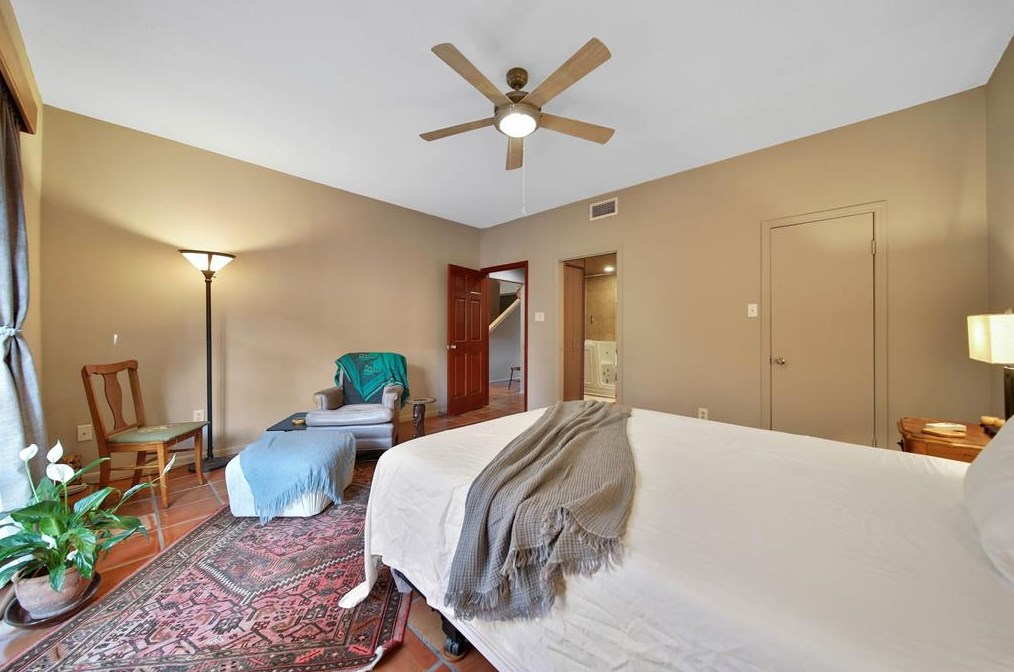 2555 Bering Dr, Houston TX  77057-4924 exterior