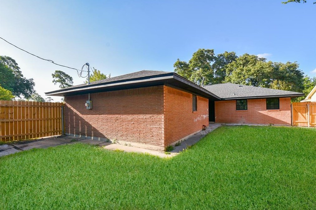 13923 Woodforest, Houston TX 77015 exterior