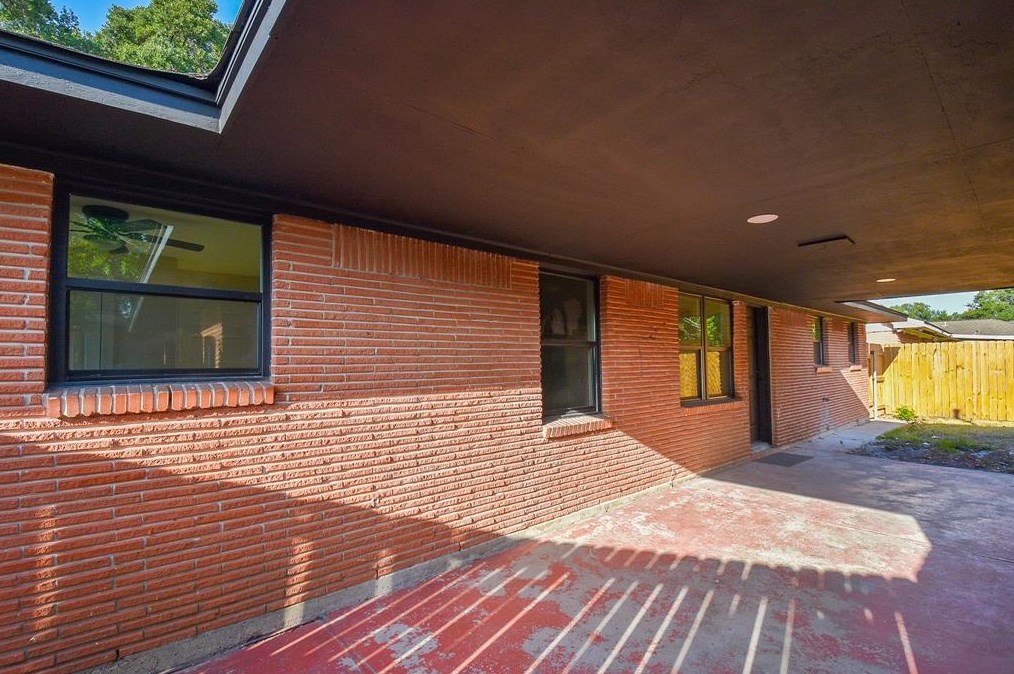 13923 Woodforest, Houston TX 77015 exterior