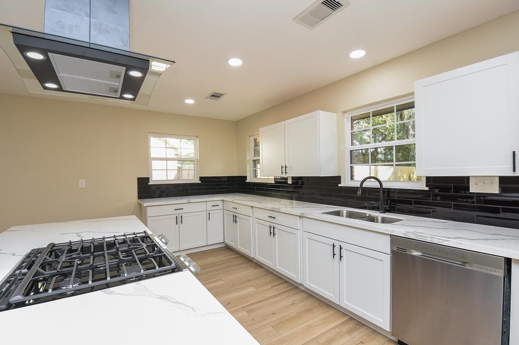 13923 Woodforest, Houston TX 77015 exterior