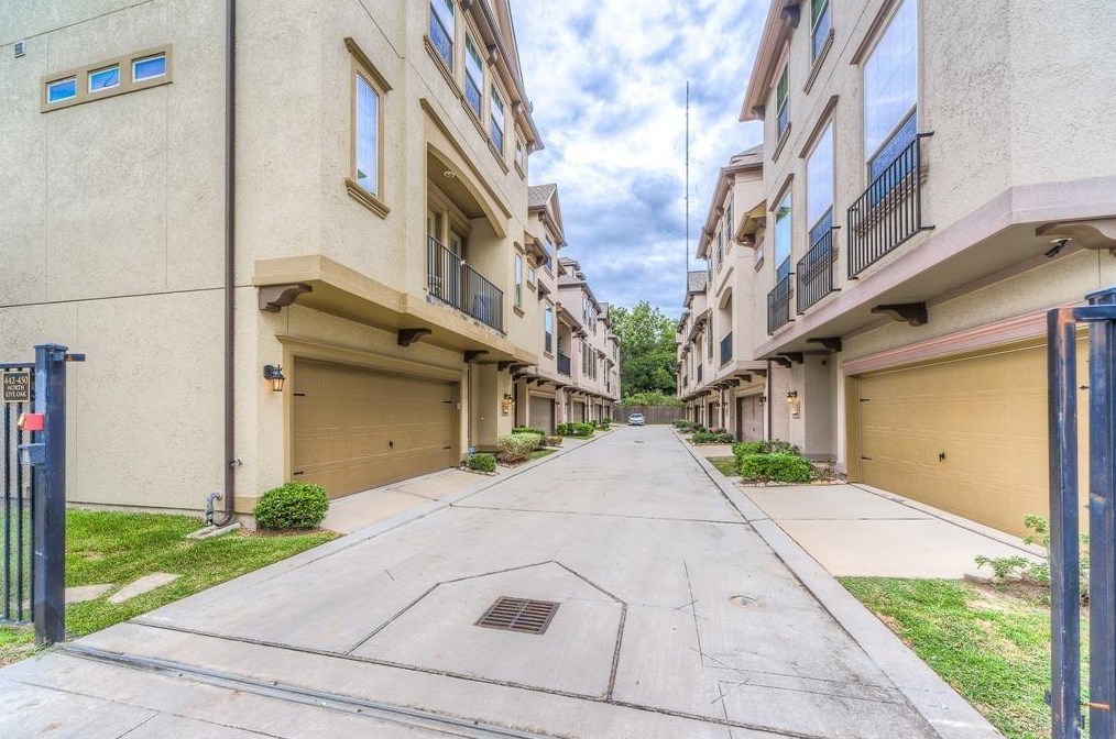 444 Live Oak St, Houston TX  77003-1122 exterior