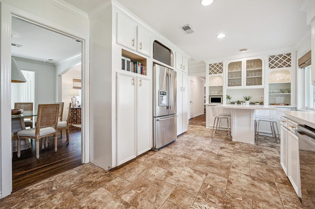 7718 Edgeway Dr, Houston TX  exterior