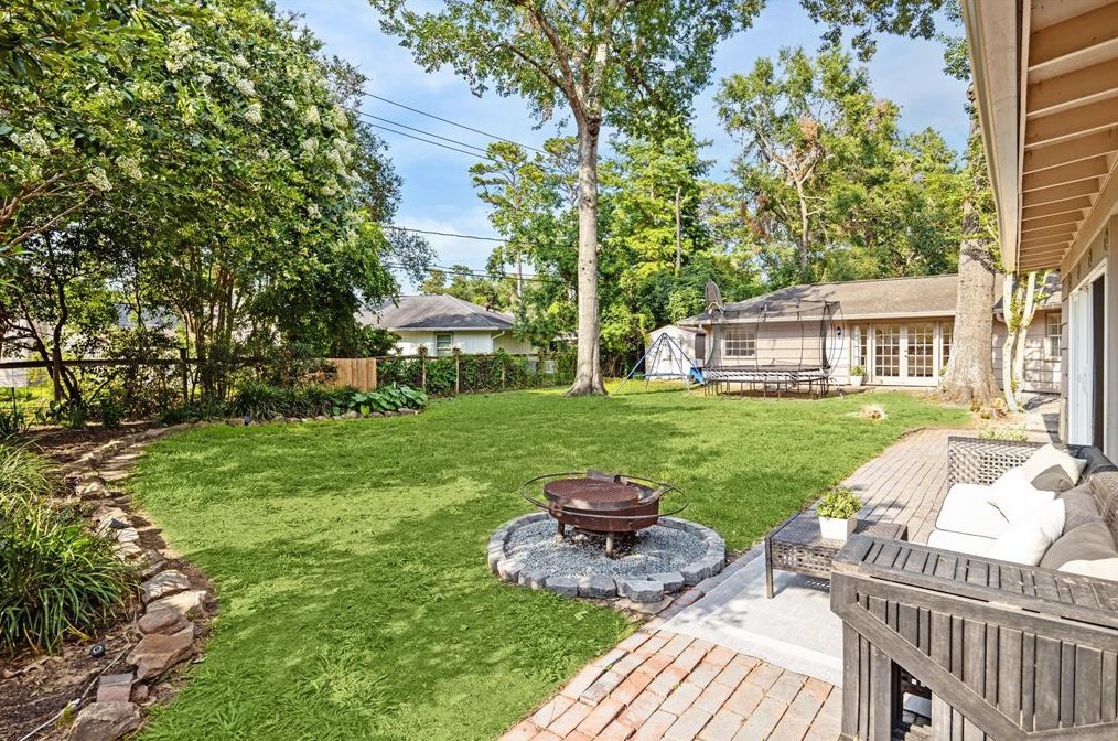 7718 Edgeway Dr, Houston TX  exterior