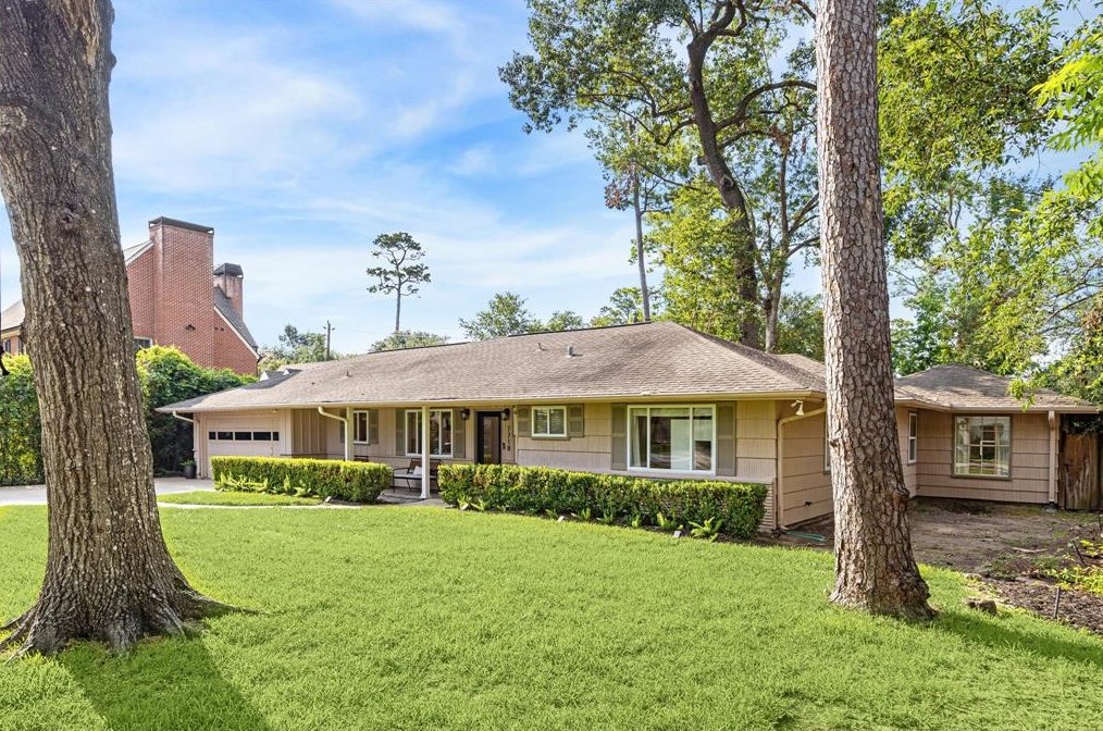 7718 Edgeway Dr, Houston TX  77055-6837 exterior